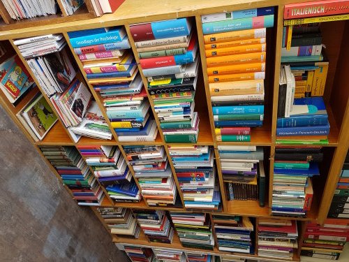 Flohmargd Bücherregale mit Büchern aus Haushaltsauflösungen.