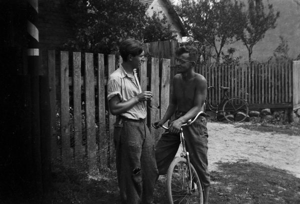 Feldarbeiter mit Fahrrad Domäne Blankenfelde