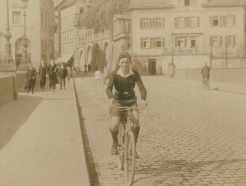Knabe auf Fahrrad Tübingen