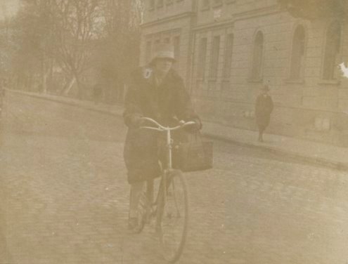 Frau auf Fahrrad Tübingen