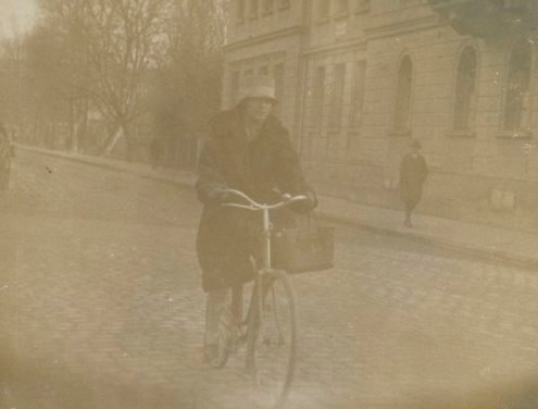 Frau auf Fahrrad Tübingen