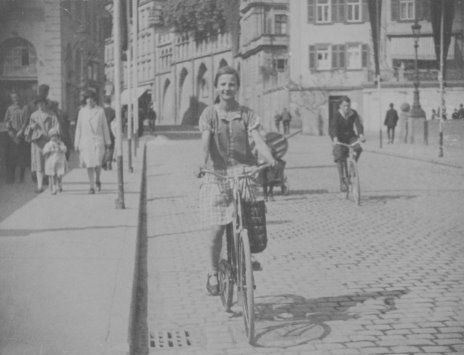 Fahrradfahrerin Tübingen Neckarbrücke