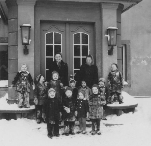 Kinder mit Betreuerinnen vor dem Kinderheim der Reichsbahn Arbeiterpensionskasse 1944.