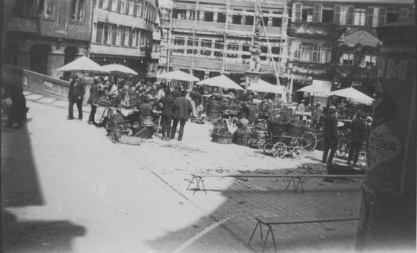 Korbmacher auf dem Marktplatz in Tübingen.