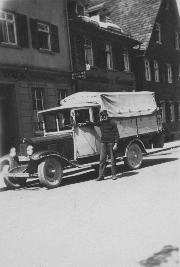 Lastwagen vor der "Fruchthalle" in  Reutlingen