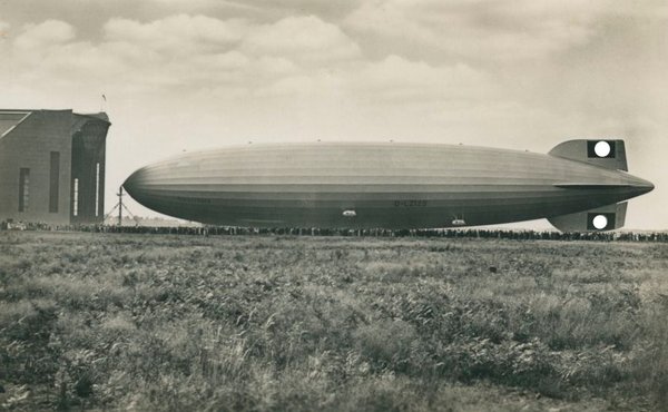 LZ 129 " Hindenburg" vor der Zeppelinhalle.