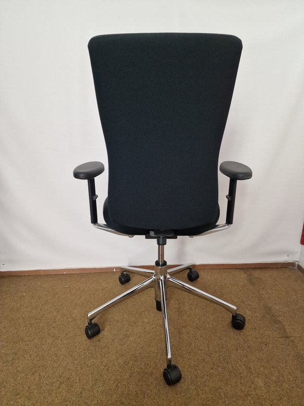 Bürostuhl Vitra T-Chair mit T-Armlehnen und verchromten Fußkreuz.