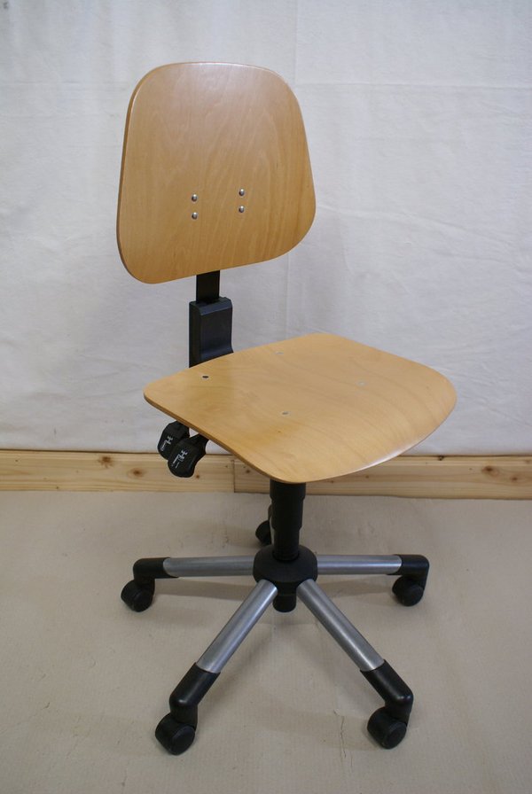 Arbeitstuhl mit Holzsitz.