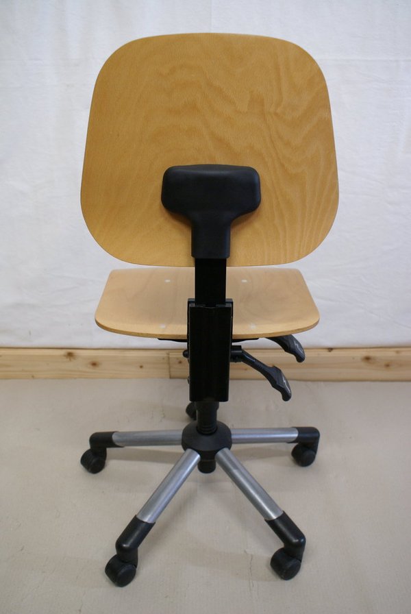 Arbeitstuhl mit Holzsitz.