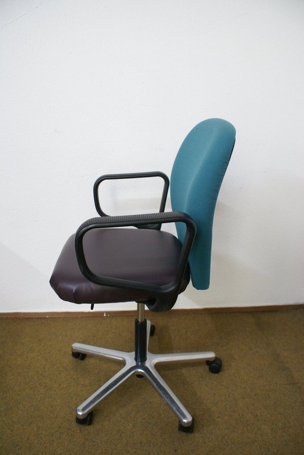 Gebrauchter Bürostuhl Vitra Axion mit abwaschbarem Sitzbezug.