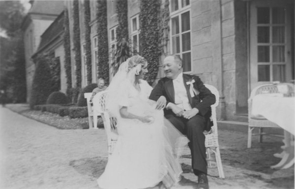 Brautpaar vor Schloss Kummerow 1934.